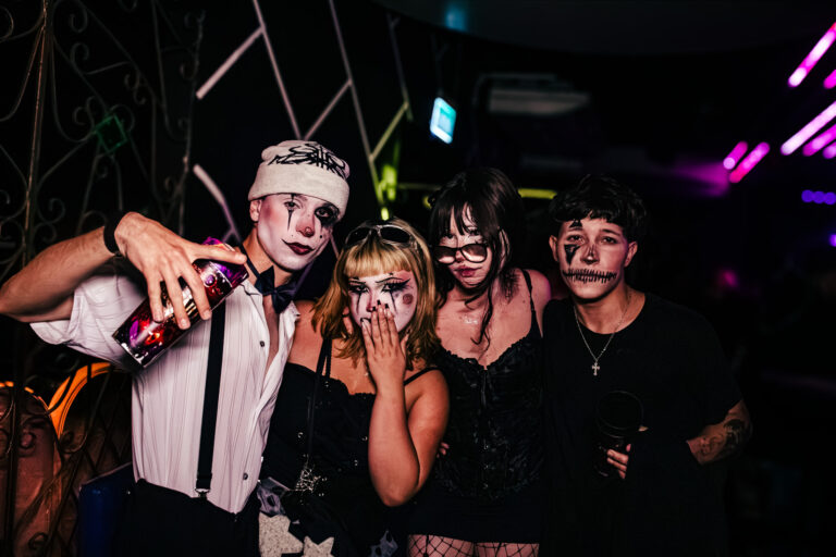 Grupo de amigos fantasiados faz pose — Sad Baile Curitiba Halloween, 10/10/2026