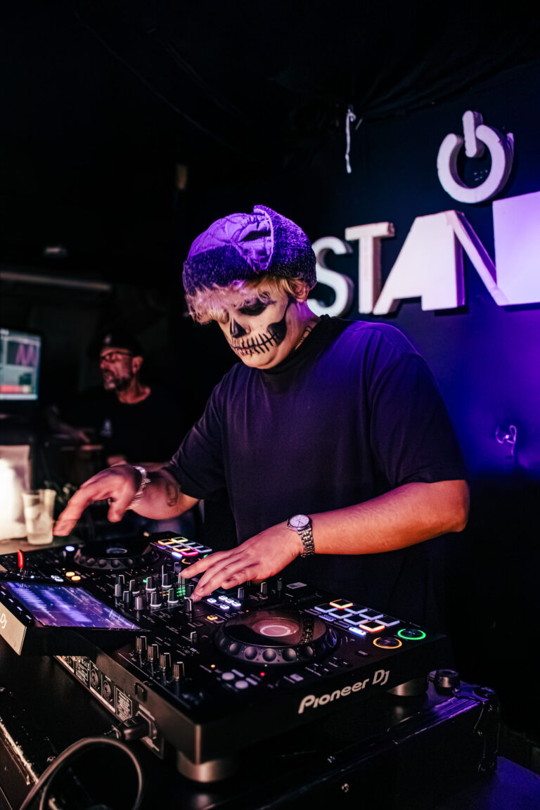 DJ com máscara de caveira roxa toca no palco — Sad Baile Curitiba Halloween, 10/10/2026