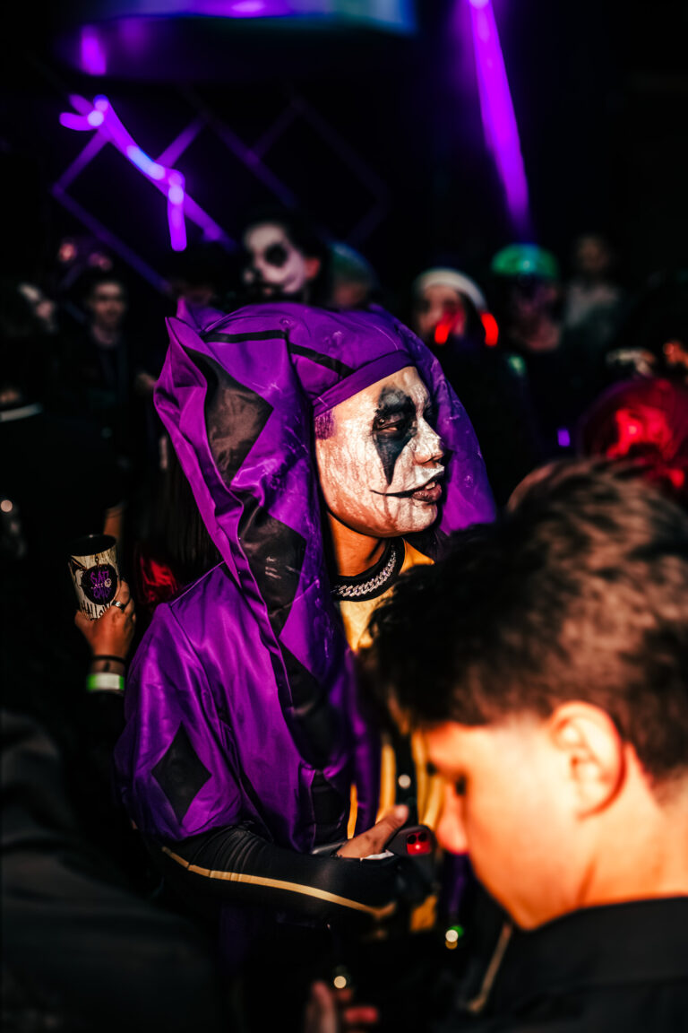 Fantasia de bobo da corte roxo na pista — Sad Baile Curitiba Halloween, 10/10/2026
