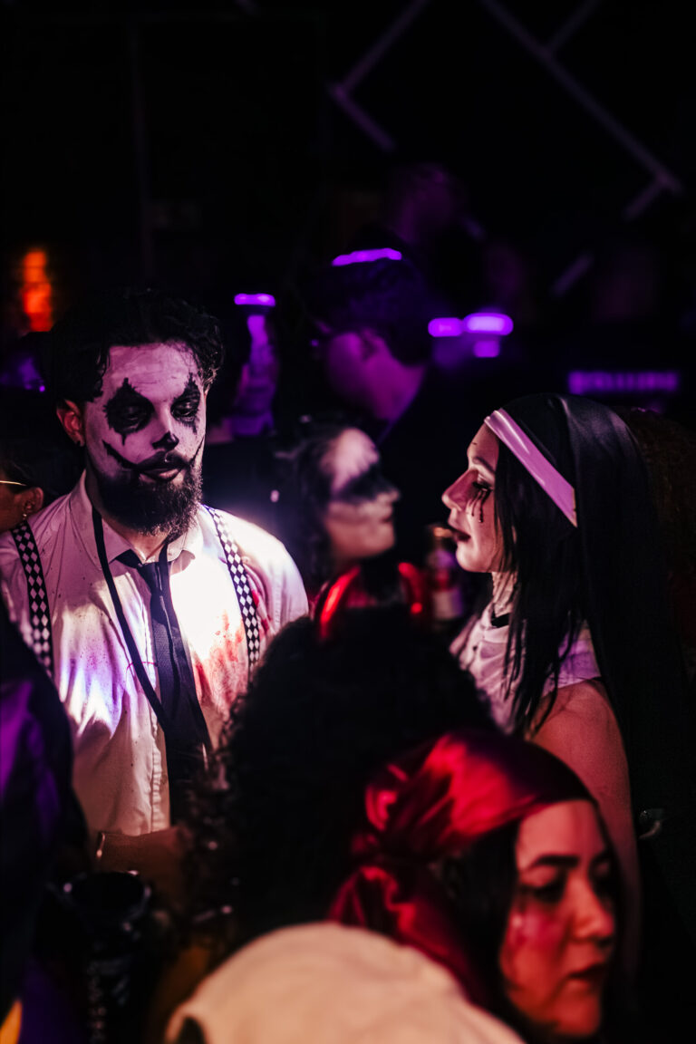 Pista lotada com pessoas maquiadas de caveira — Sad Baile Curitiba Halloween, 10/10/2026