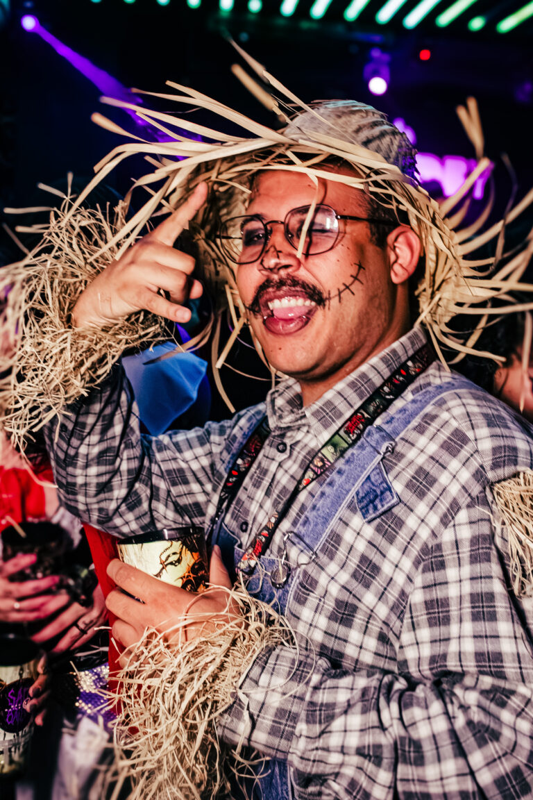 Rapaz fantasiado de espantalho com chapéu de palha — Sad Baile Curitiba Halloween, 10/10/2026