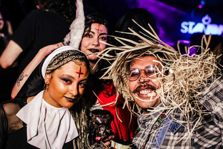 Grupo com freira e espantalho na pista — Sad Baile Curitiba Halloween, 10/10/2026