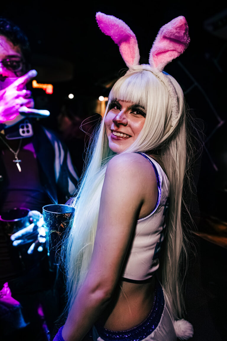 Garota fantasiada de coelhinha com peruca branca — Sad Baile Curitiba Halloween, 10/10/2026