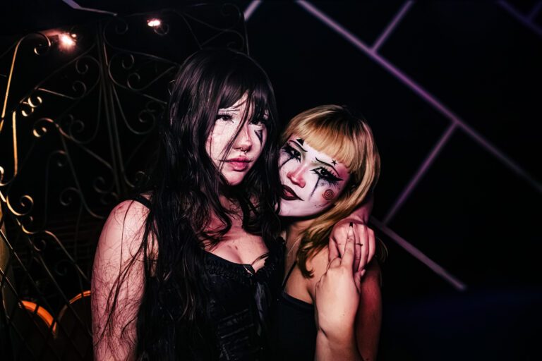 Duas amigas góticas com maquiagem de boneca — Sad Baile Curitiba Halloween, 10/10/2026