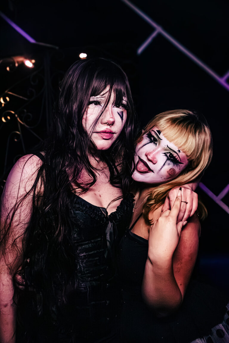 Amigas com maquiagem de boneca quebrada abraçadas — Sad Baile Curitiba Halloween, 10/10/2026
