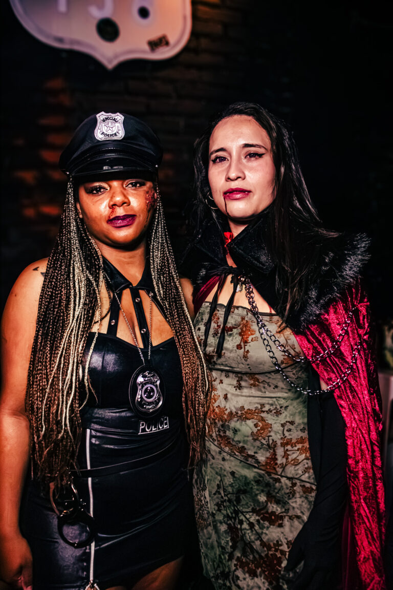 Amigas fantasiadas de policial e de zumbi — Sad Baile Curitiba Halloween, 10/10/2026
