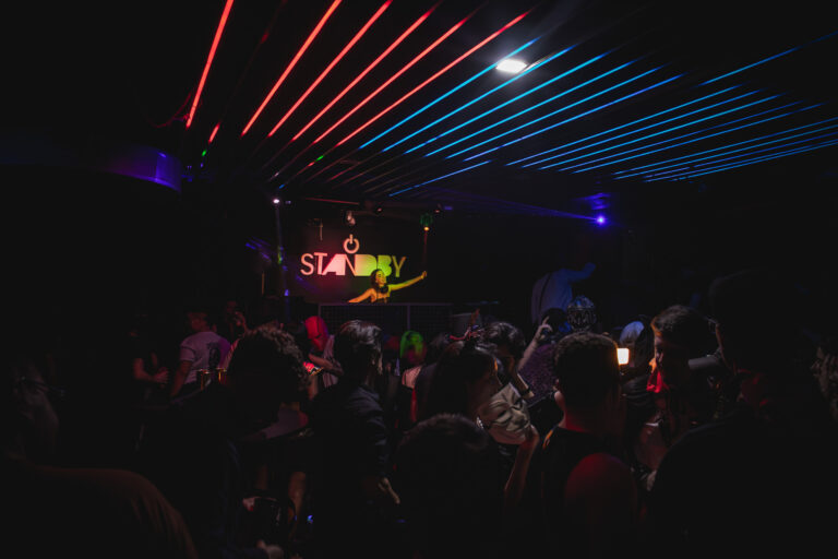 Pista do Standby Music cheia sob as luzes — Sad Baile Curitiba Halloween, 10/10/2026
