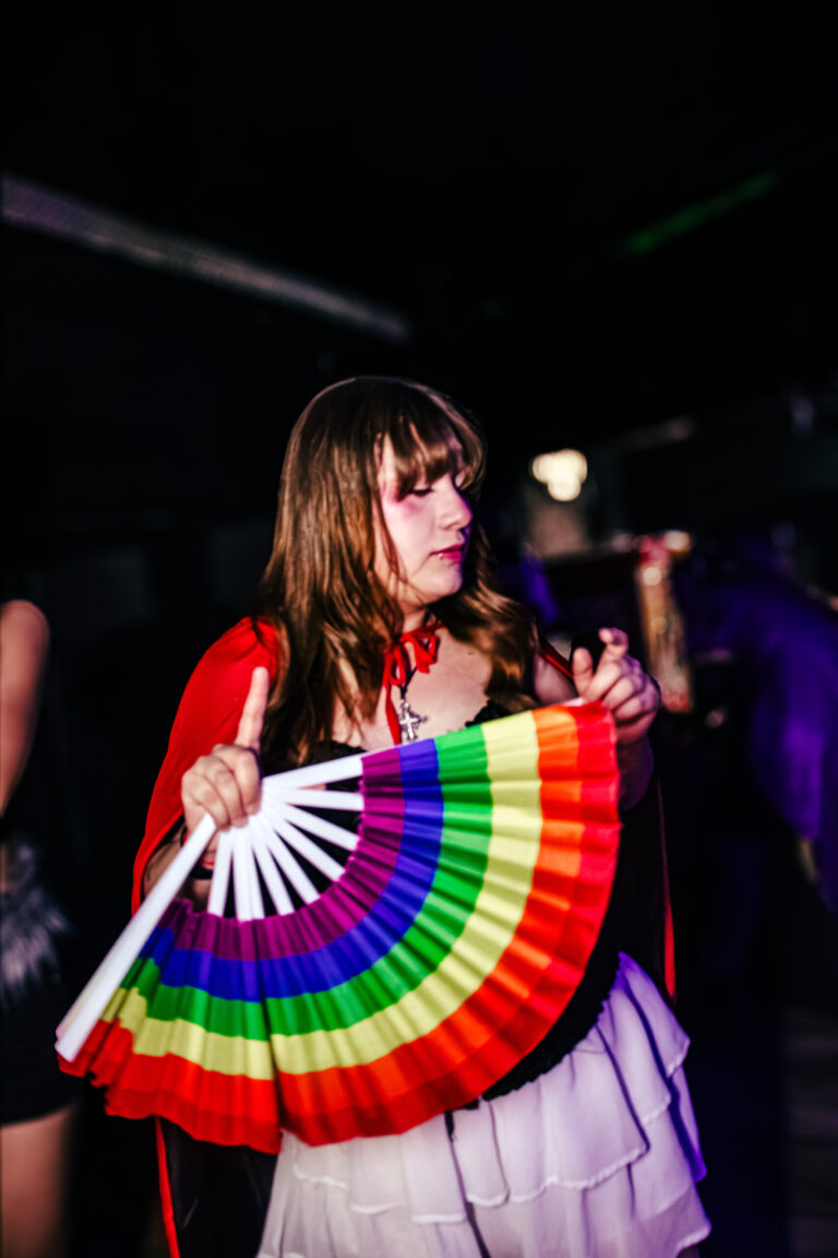 Garota fantasiada de Chapeuzinho Vermelho com leque colorido — Sad Baile Curitiba Halloween, 10/10/2026