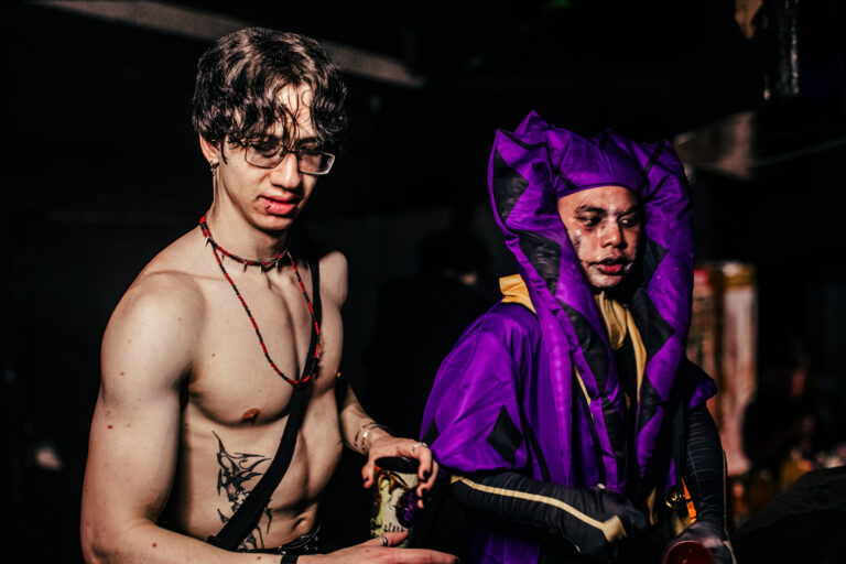 Rapaz sem camisa e amigo de capuz roxo — Sad Baile Curitiba Halloween, 10/10/2026