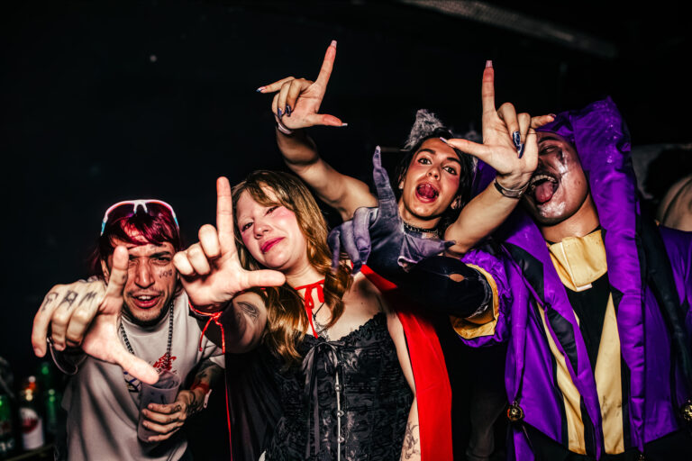 Grupo de amigos fantasiados faz pose — Sad Baile Curitiba Halloween, 10/10/2026