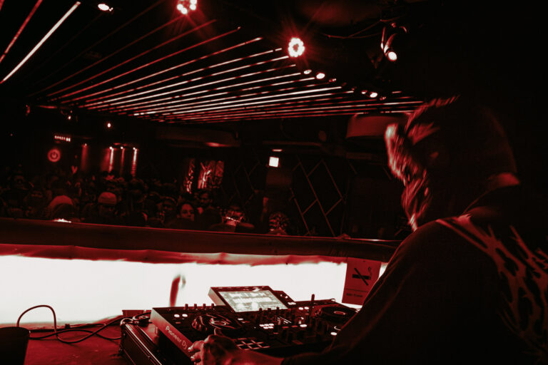 Cabine do DJ sob luz vermelha — Sad Baile Curitiba Halloween, 10/10/2026