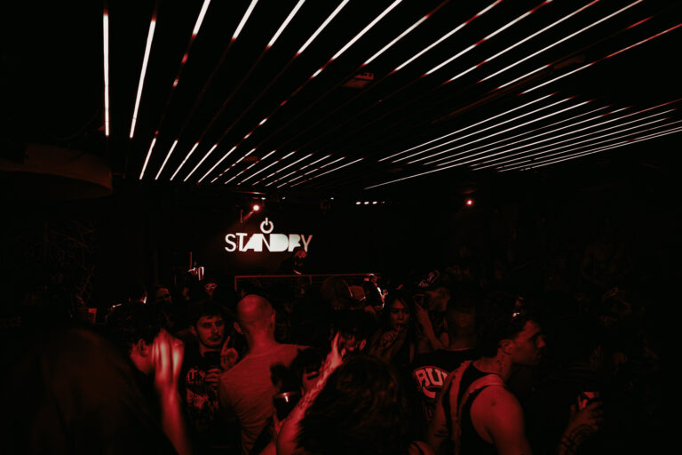 Pista lotada do Standby Music — Sad Baile Curitiba Halloween, 10/10/2026