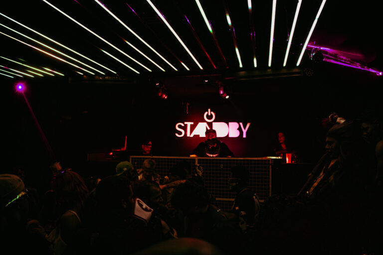 Pista do Standby Music com luzes no teto — Sad Baile Curitiba Halloween, 10/10/2026