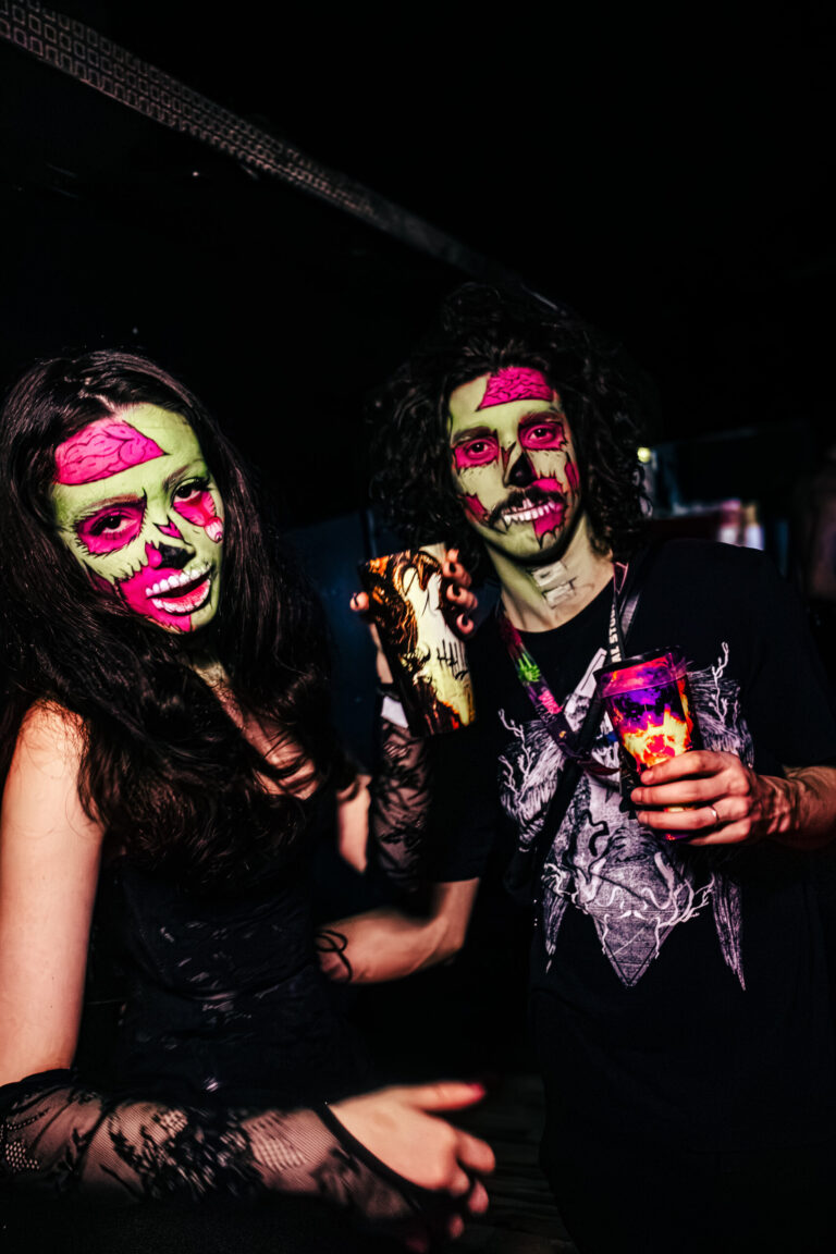 Casal com maquiagem verde e rosa — Sad Baile Curitiba Halloween, 10/10/2026