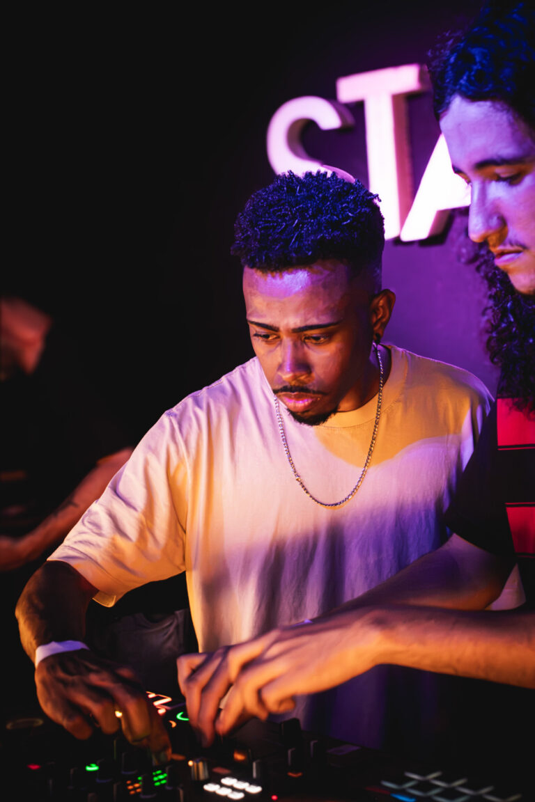DJ de camiseta clara mixando — Sad Baile Curitiba Halloween, 10/10/2026