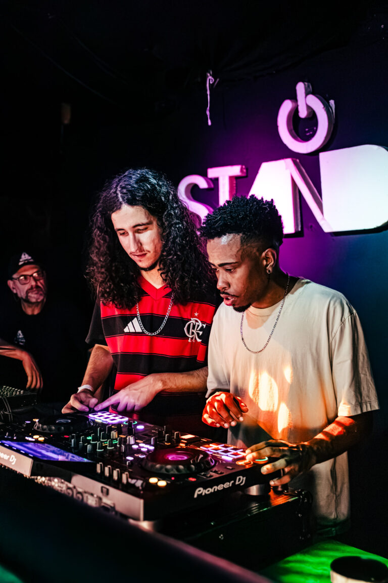 Dupla de DJs na cabine, um com camisa rubro-negra — Sad Baile Curitiba Halloween, 10/10/2026