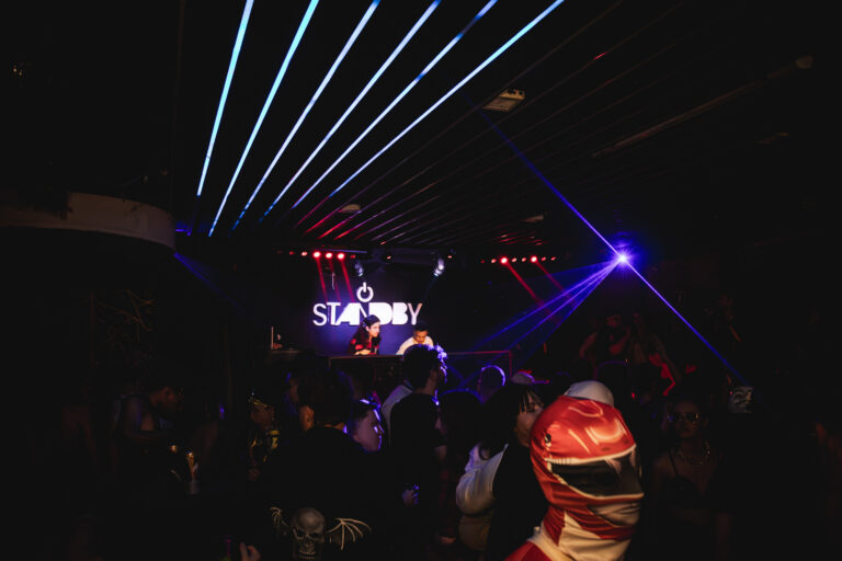 Pista vista de longe com luzes azuis — Sad Baile Curitiba Halloween, 10/10/2026