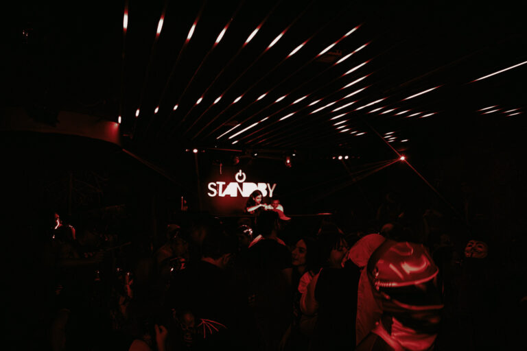 Pista do Standby Music sob luzes vermelhas — Sad Baile Curitiba Halloween, 10/10/2026