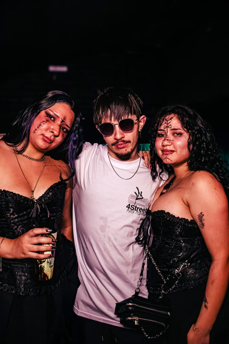 Trio de amigos de preto e branco posa na pista — Sad Baile Curitiba Halloween, 10/10/2026