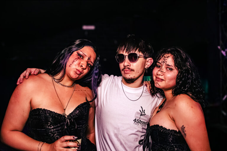 Amigos abraçados em foto de grupo na pista — Sad Baile Curitiba Halloween, 10/10/2026