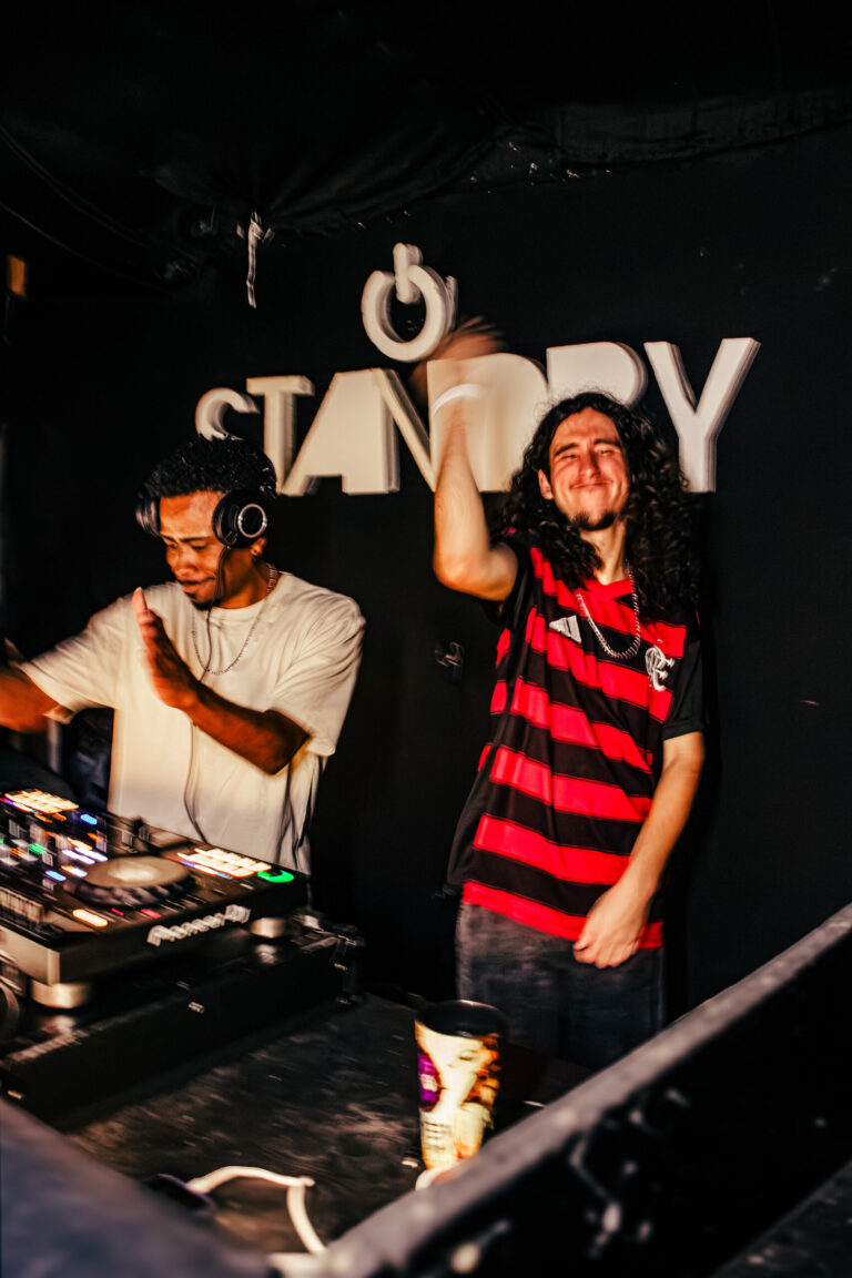 DJ toca enquanto amigo comemora na cabine — Sad Baile Curitiba Halloween, 10/10/2026