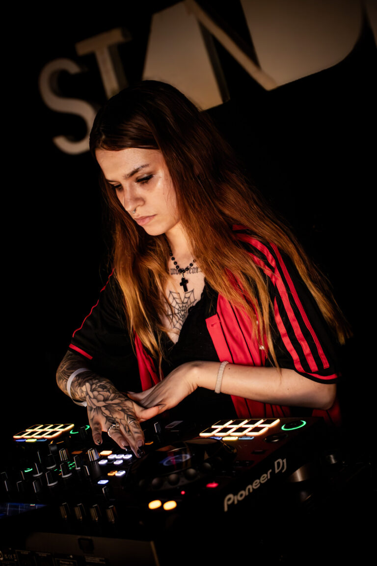 DJ de camisa rubro-negra toca na cabine do Standby — Sad Baile Curitiba Halloween, 10/10/2026
