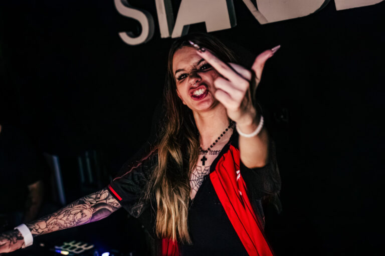 DJ faz careta para a câmera durante o set — Sad Baile Curitiba Halloween, 10/10/2026