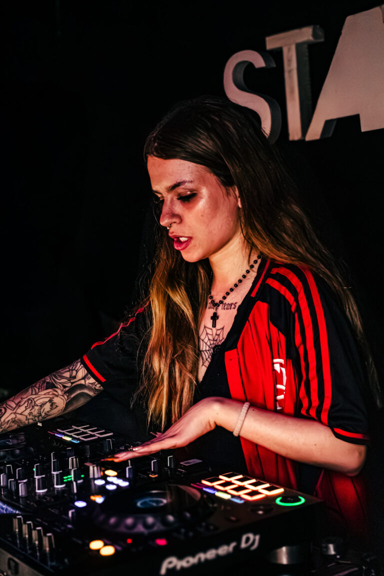 DJ concentrada nos controles Pioneer — Sad Baile Curitiba Halloween, 10/10/2026