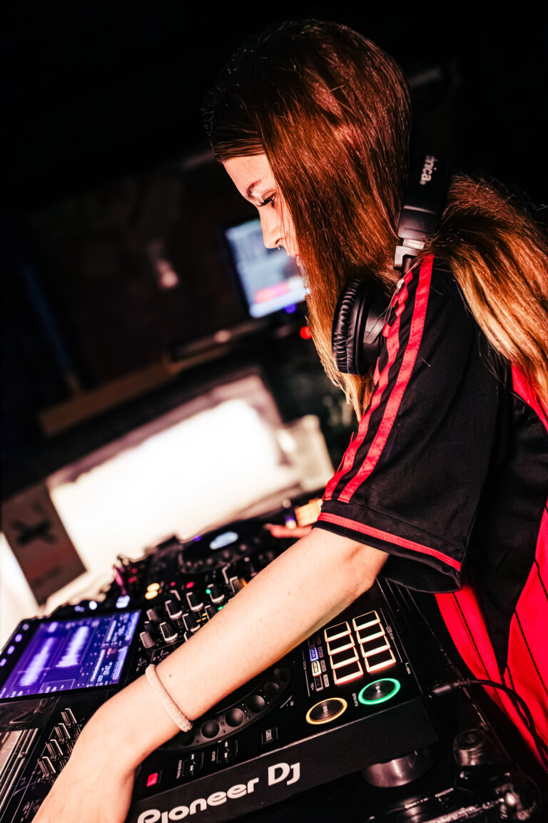 DJ mixando, vista de lado — Sad Baile Curitiba Halloween, 10/10/2026