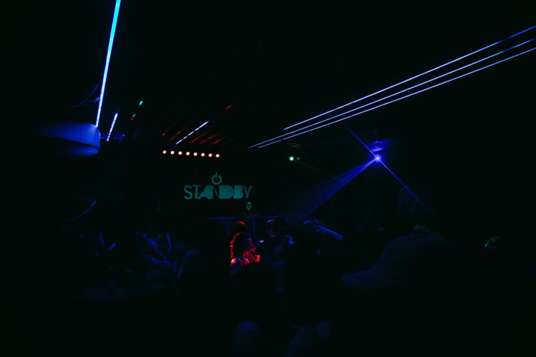 Lasers azuis cortam a pista do Standby Music — Sad Baile Curitiba Halloween, 10/10/2026
