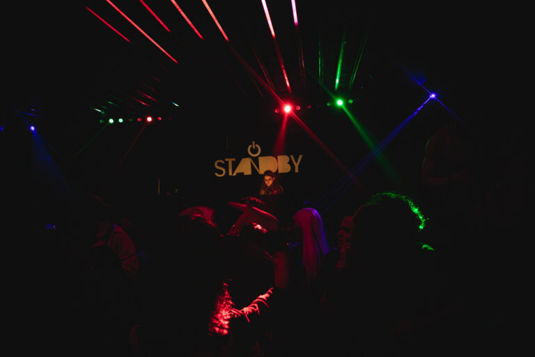 Luzes vermelhas e verdes sobre a pista lotada — Sad Baile Curitiba Halloween, 10/10/2026