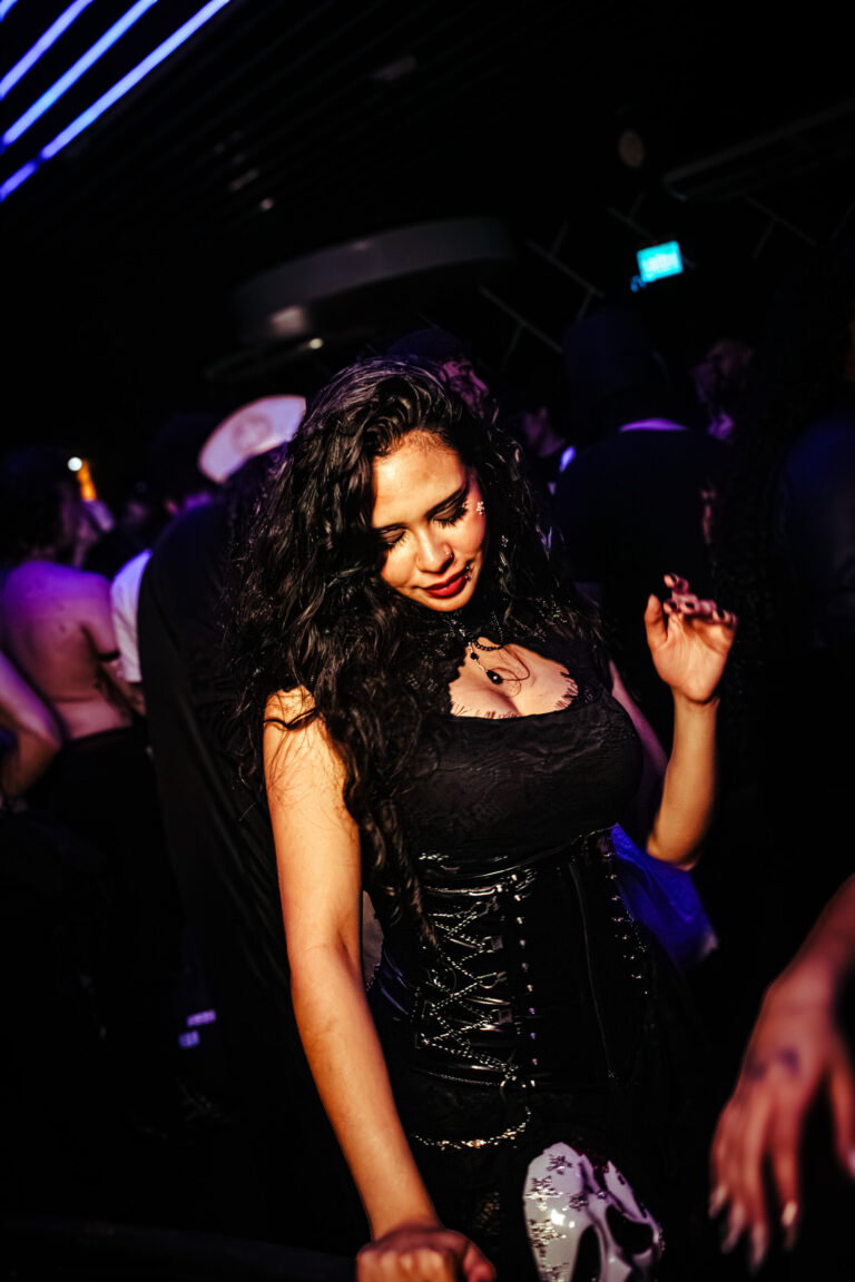 Garota de corset preto dança na pista — Sad Baile Curitiba Halloween, 10/10/2026