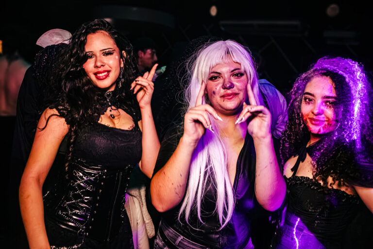 Trio de amigas com fantasias góticas e peruca branca — Sad Baile Curitiba Halloween, 10/10/2026