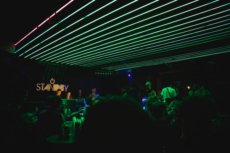 Pista lotada sob luzes verdes no teto — Sad Baile Curitiba Halloween, 10/10/2026