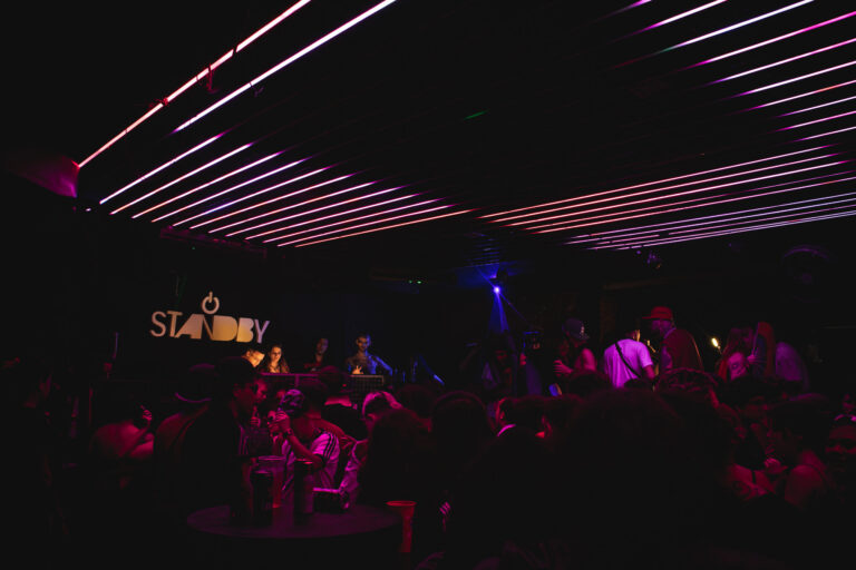 Pista do Standby Music sob luzes rosa — Sad Baile Curitiba Halloween, 10/10/2026