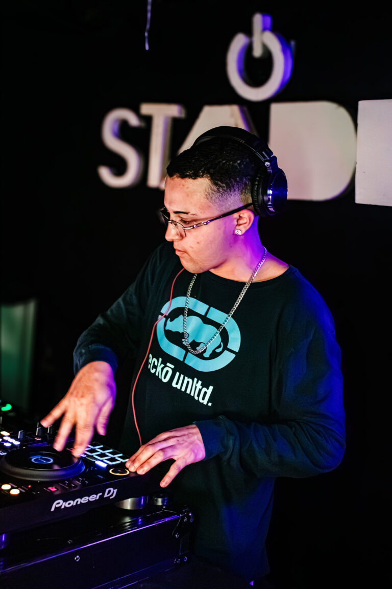 DJ de camiseta escura mixando no Standby — Sad Baile Curitiba Halloween, 10/10/2026