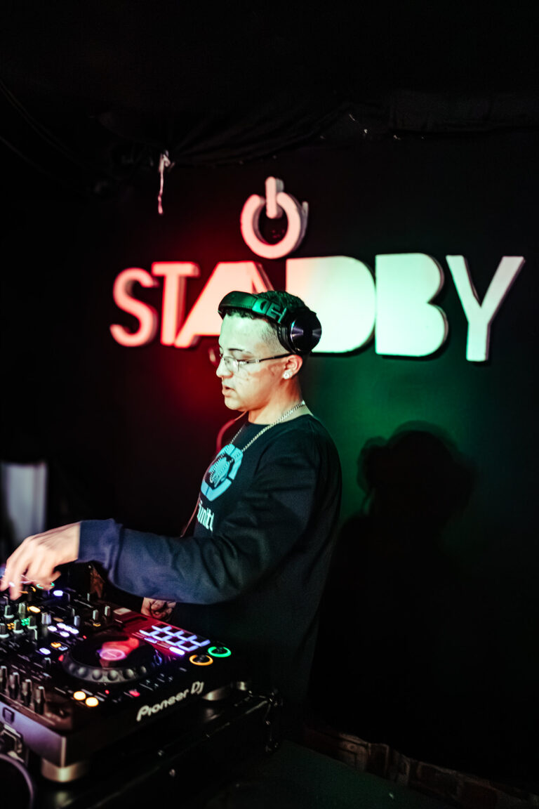 DJ mixando sob luz vermelha e verde — Sad Baile Curitiba Halloween, 10/10/2026