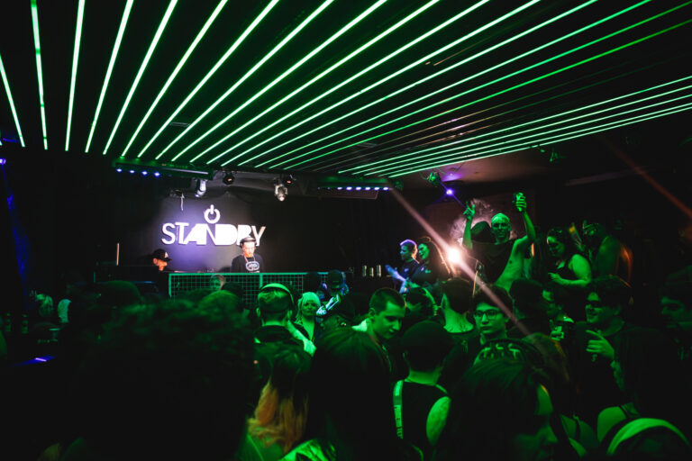 Pista lotada sob as luzes verdes do teto — Sad Baile Curitiba Halloween, 10/10/2026