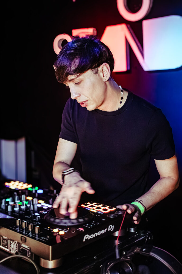DJ de camiseta preta mixando nos controles Pioneer — Sad Baile Curitiba Halloween, 10/10/2026