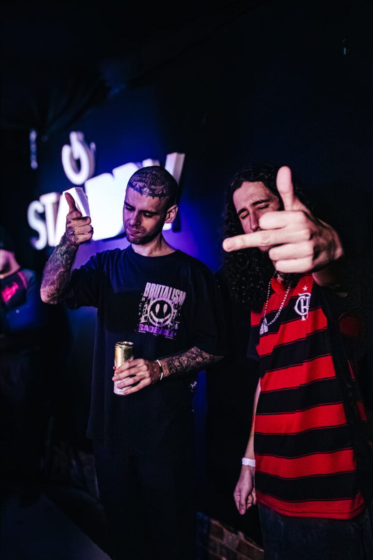 DJ e amigo de camisa rubro-negra fazem pose — Sad Baile Curitiba Halloween, 10/10/2026