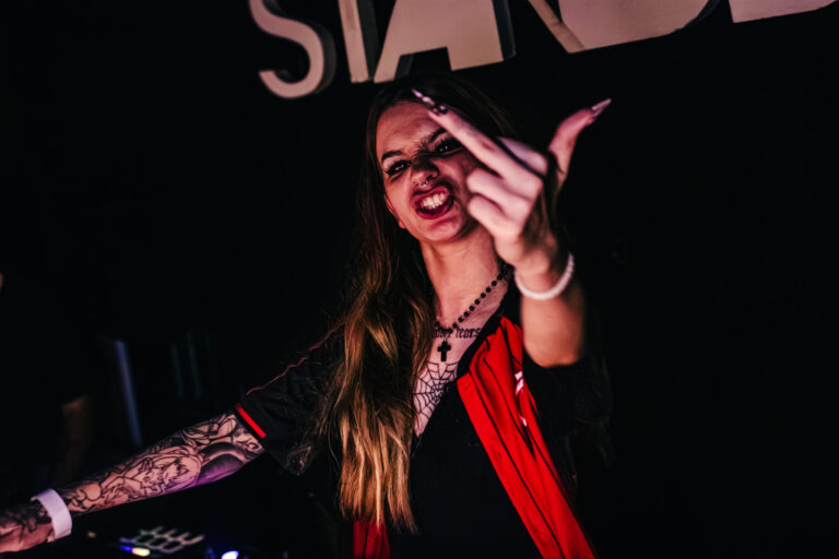 DJ faz careta e gesto para a câmera — Sad Baile Curitiba Halloween, 10/10/2026