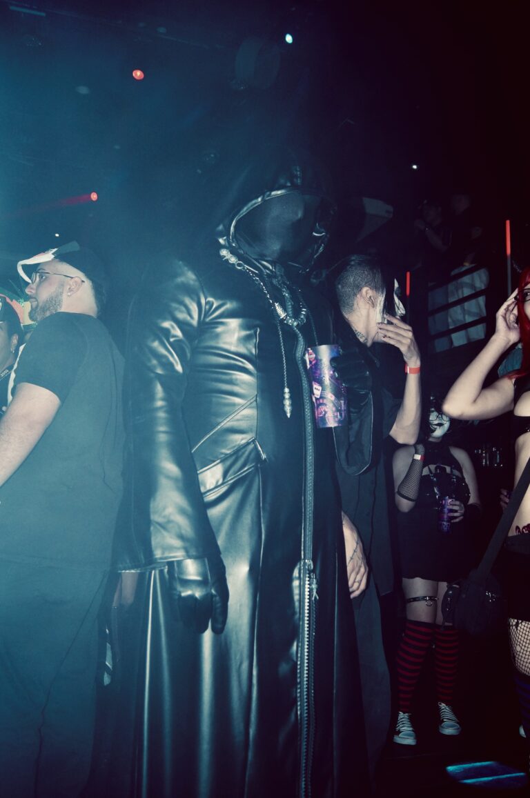 Público de preto e fantasia de couro perto do palco — Sad Baile Joker, Halloween em São Paulo, 17/10/2026