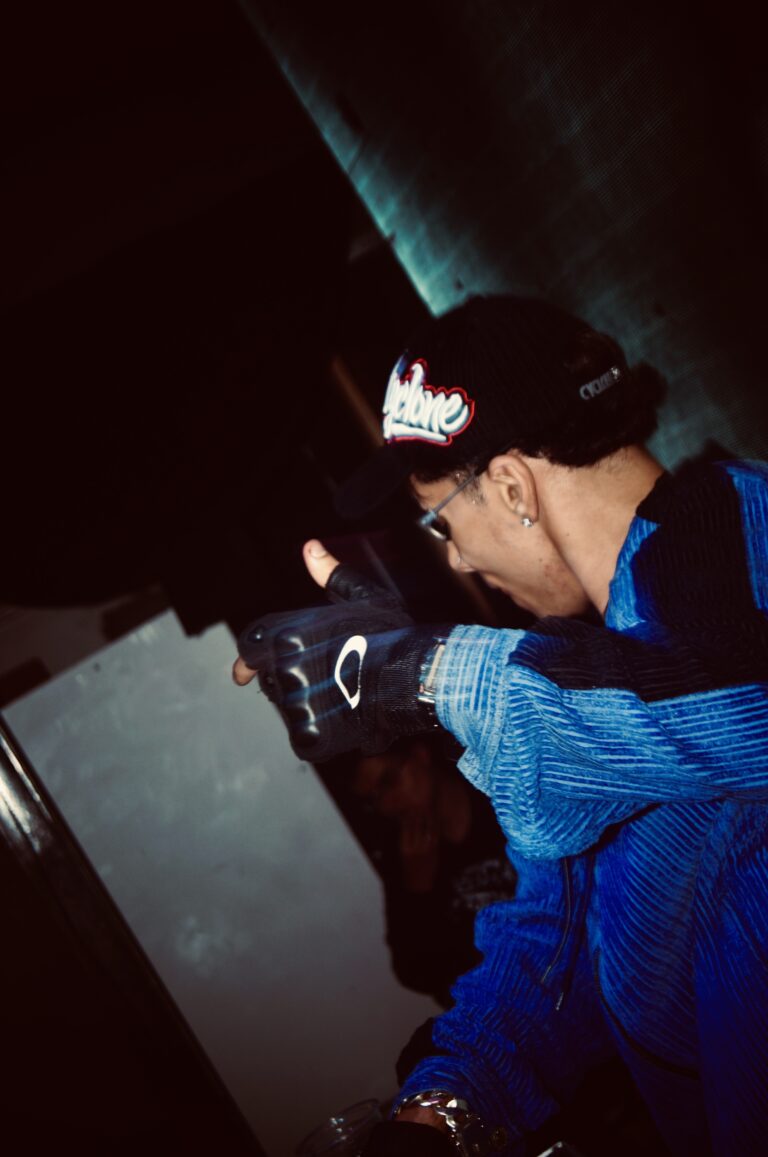 DJ de boné mixando sob luz vermelha — Sad Baile Joker, Halloween em São Paulo, 17/10/2026