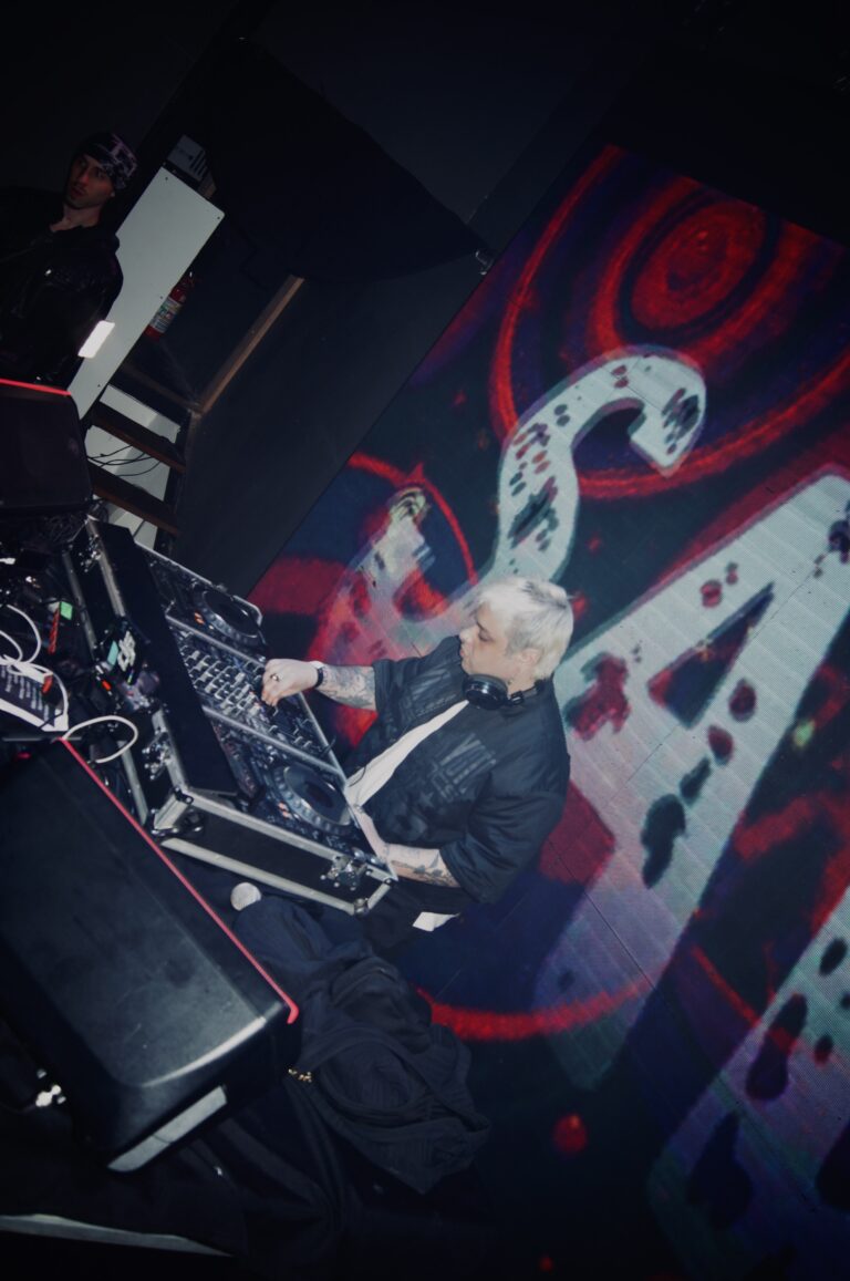 DJ visto de cima com o telão da Sad Baile — Sad Baile Joker, Halloween em São Paulo, 17/10/2026