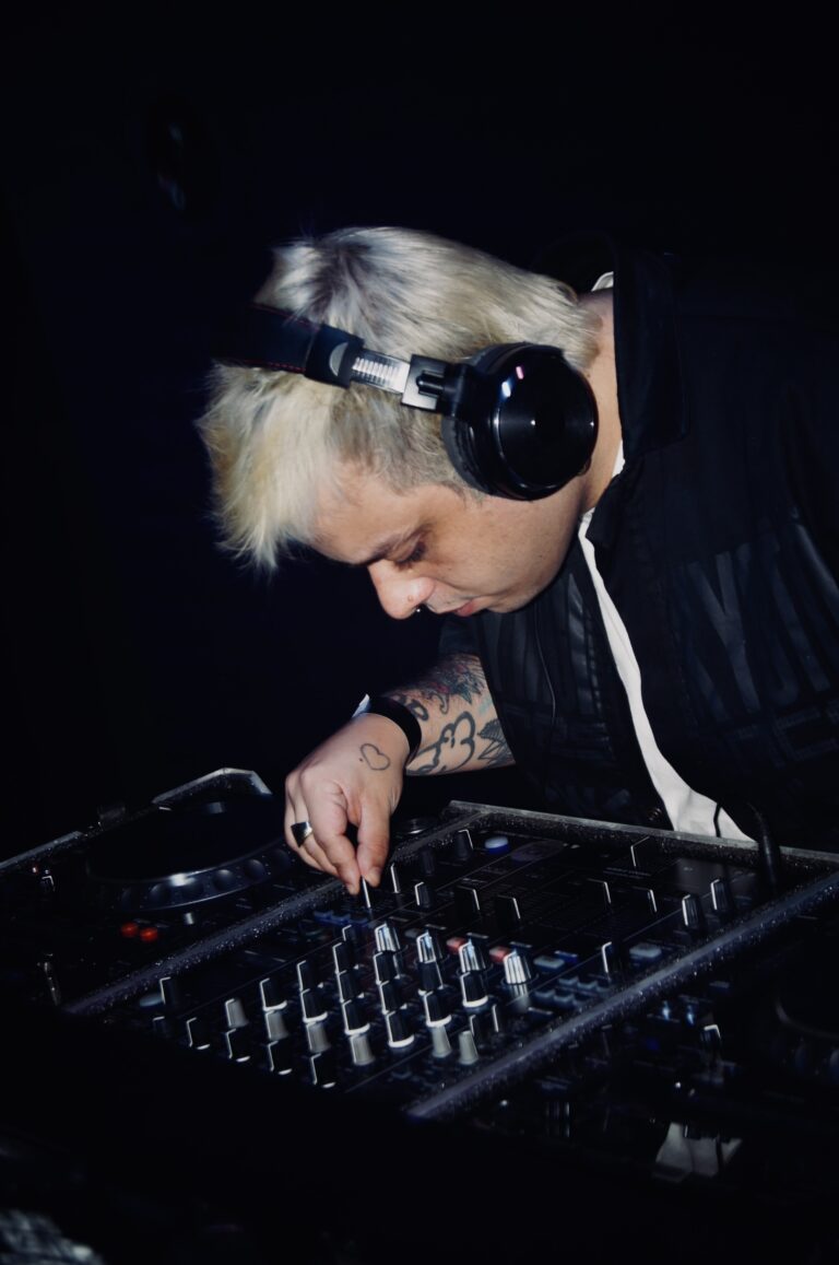 DJ de fones mexe nos botões do mixer — Sad Baile Joker, Halloween em São Paulo, 17/10/2026