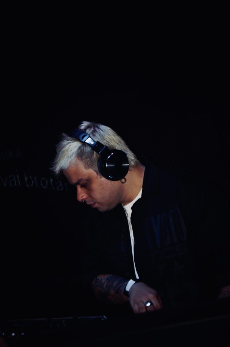 DJ de fones sob luz baixa — Sad Baile Joker, Halloween em São Paulo, 17/10/2026