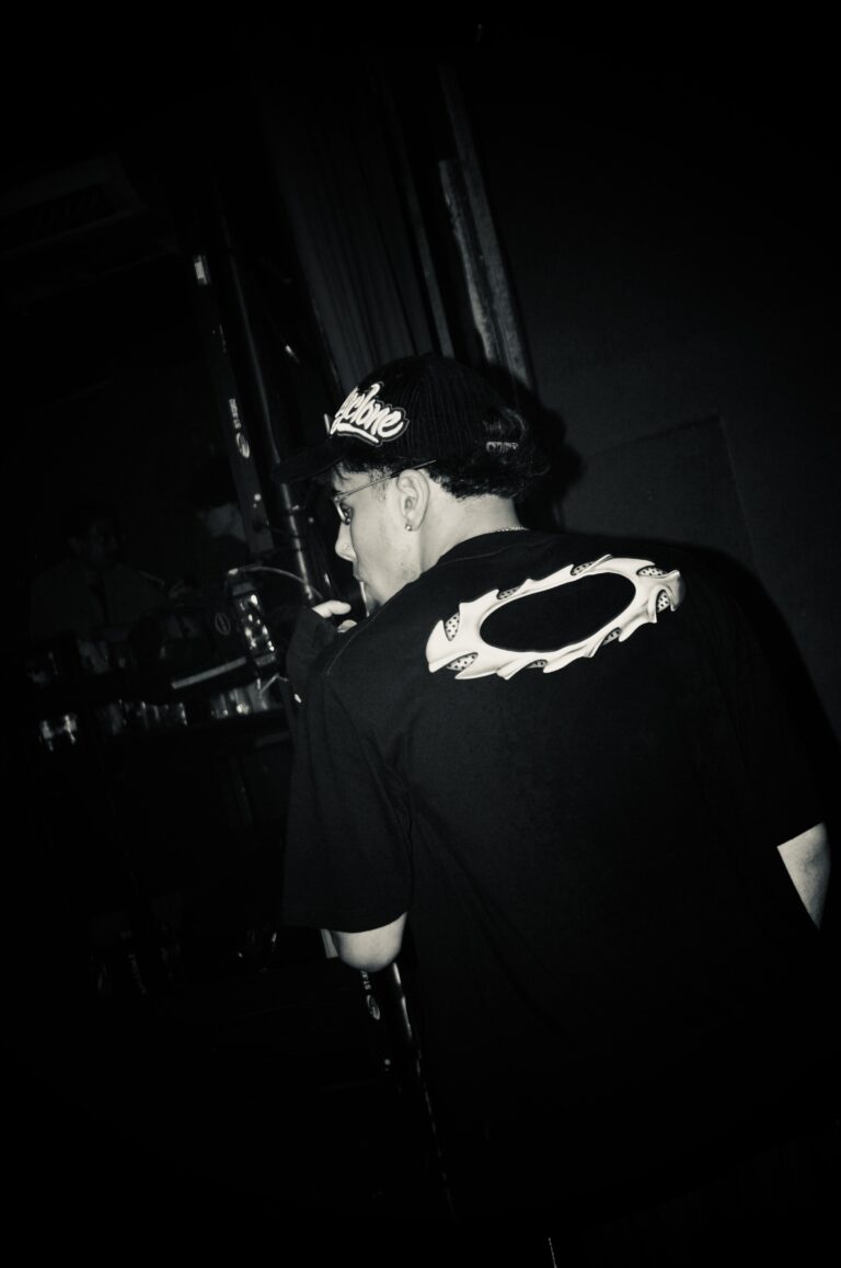 DJ de camiseta preta em preto e branco — Sad Baile Joker, Halloween em São Paulo, 17/10/2026