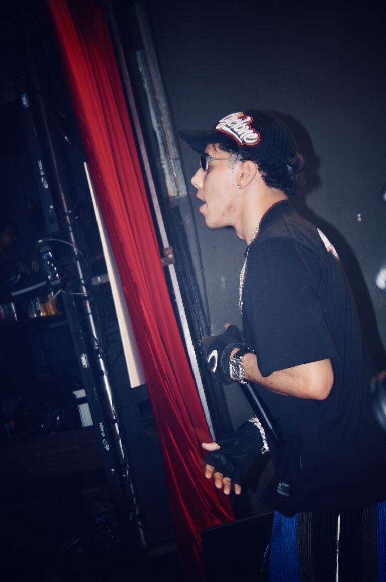 DJ de boné ao lado da cortina vermelha — Sad Baile Joker, Halloween em São Paulo, 17/10/2026