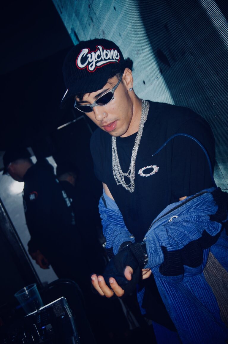 DJ de boné e correntes ajeita a jaqueta — Sad Baile Joker, Halloween em São Paulo, 17/10/2026