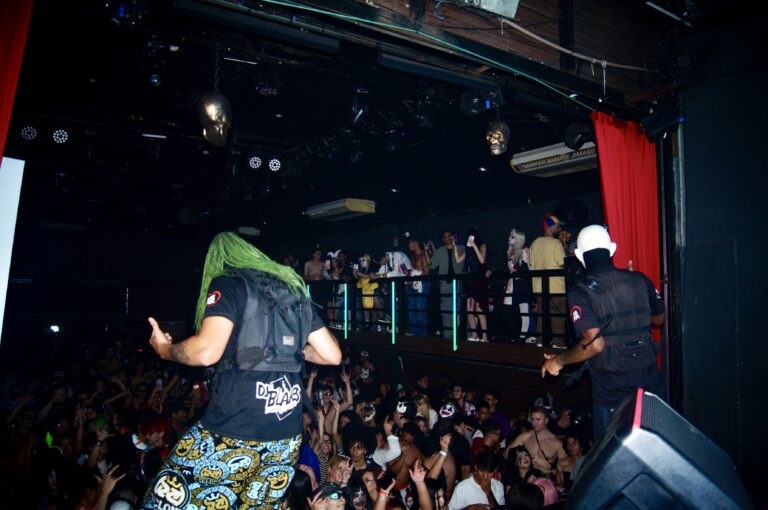 Artista de peruca verde no palco diante da pista lotada — Sad Baile Joker, Halloween em São Paulo, 17/10/2026